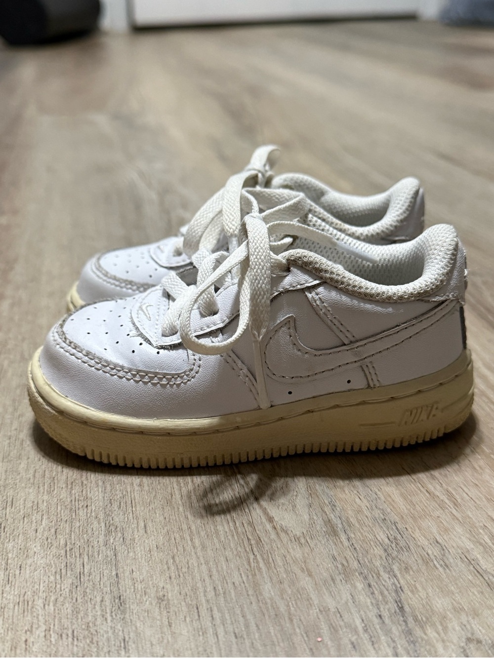 Nike White Kids Sneakers with Cream Sole - Picture 2 of 4